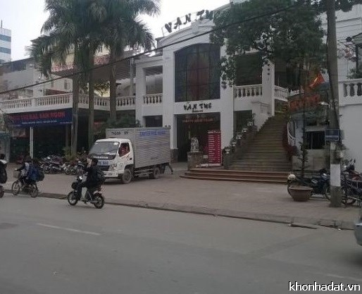 Cho thuê cửa hàng mặt phố Phạm Văn Đồng, Bắc Từ Liêm. DT 180m, MT 11m, giá 32 triệu/tháng.