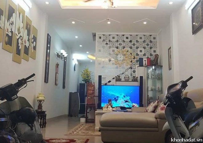 Nhà Phố Tôn Thất Tùng cách 1 nhà ra phố ô tô đậu 10m đi bộ vào nhà.