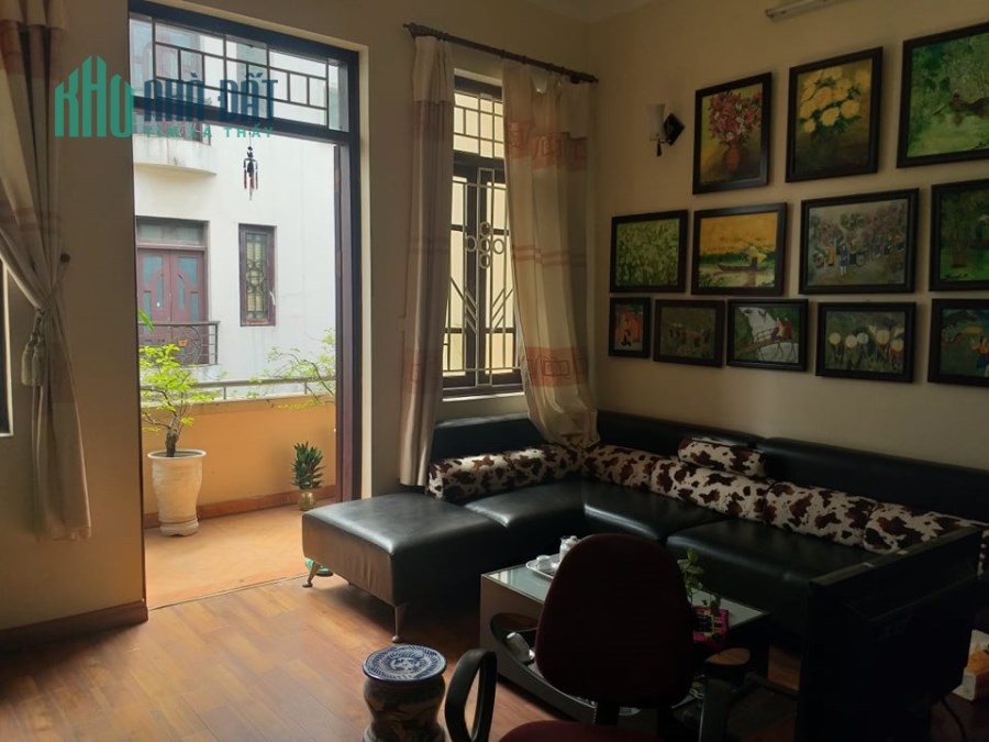 Bán nhà phân lô 5 tầng tại Nguyễn Hoàng Tôn, Võ Chí Công. DT 35m, Giá 2.95 tỷ.