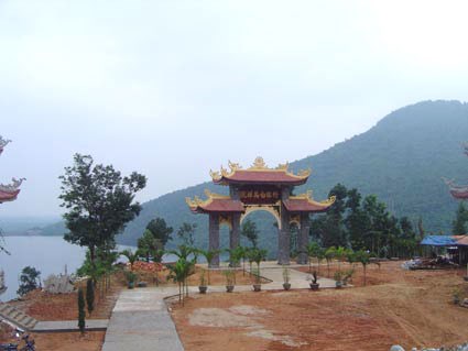 Lãnh đạo ngồi thiền khai sáng vô sư trí.
