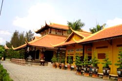 Học thiền với Thiền Sư Trúc Lâm. Du lịch các nơi thắng cảnh, tham thiền định huệ.