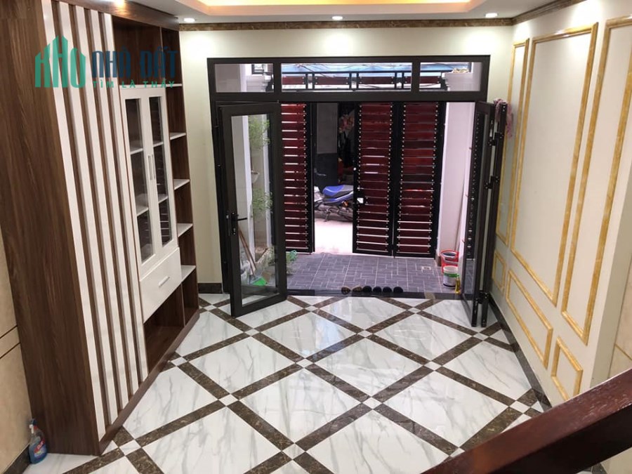 Bán nhà Phạm Văn Đồng 5 tầng DT 40m2 mặt tiền 6,1m giá 3,7 tỷ.