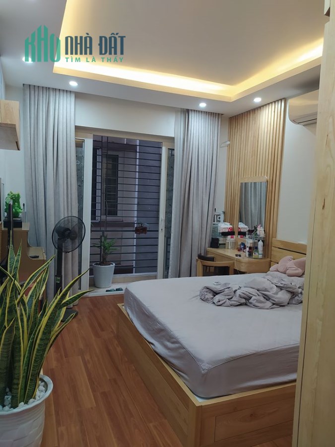 Nhà Hiếm Phố Nguyên Hồng 30 ra Phố, Đường ô tô qua, 42m2 5T, MT 4m giá 4.5 tỷ