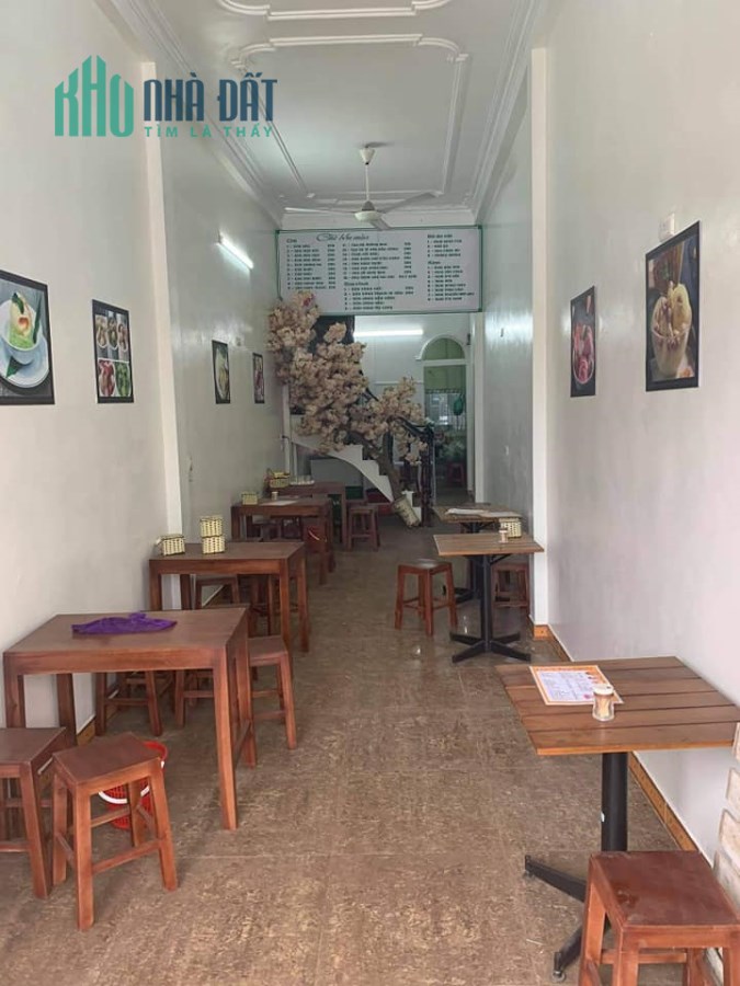 Gia đình có ngôi nhà 2,5 tầng cần cho thuê.
