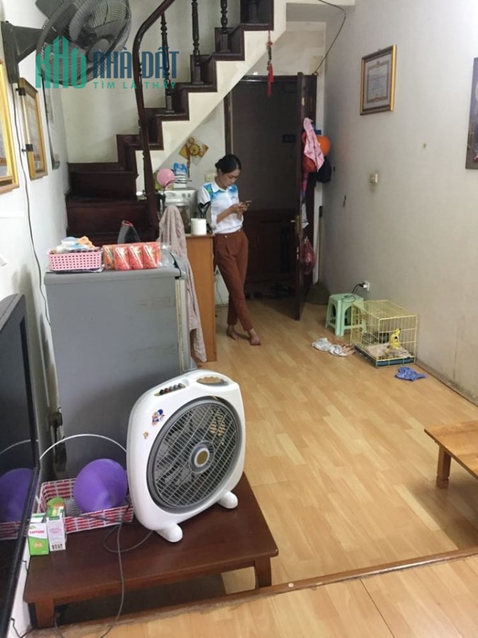 Bán nhà C9 tập thể Kim Liên, Đống Đa, đẹp ở luôn, ô tô đỗ chân cầu thang, 40 m2, 1,2 tỷ