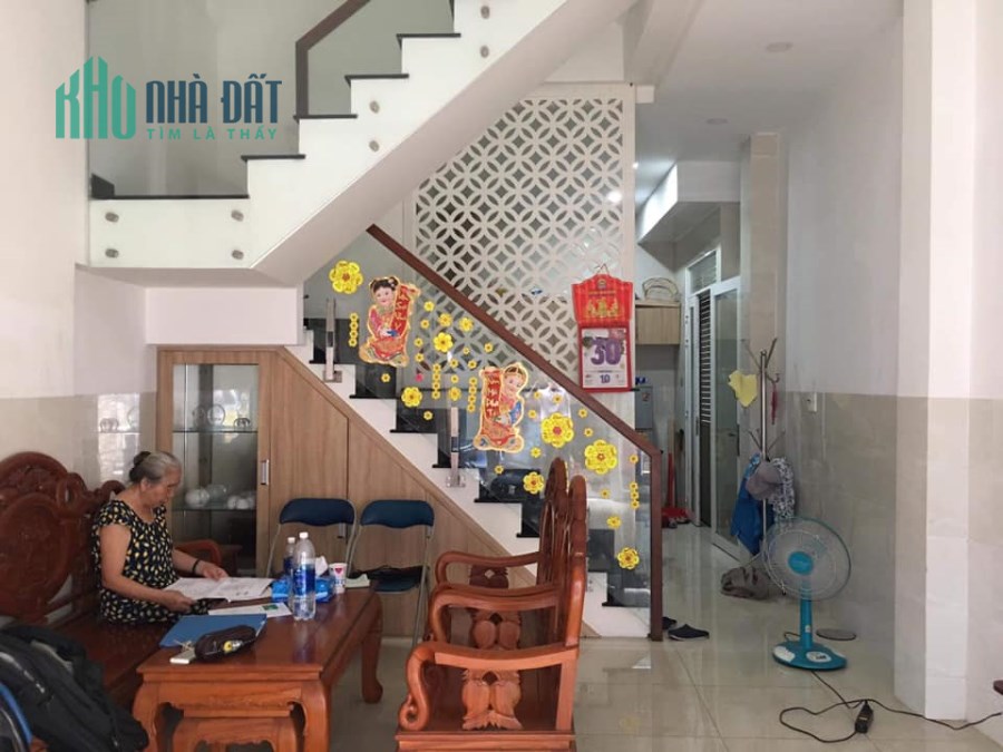 Bán gấp định cư với con, Hoàng Sa, 45m2, 3 tầng, P.8, Q.3. Giá 7,9 tỷ. Tặng nội thất.