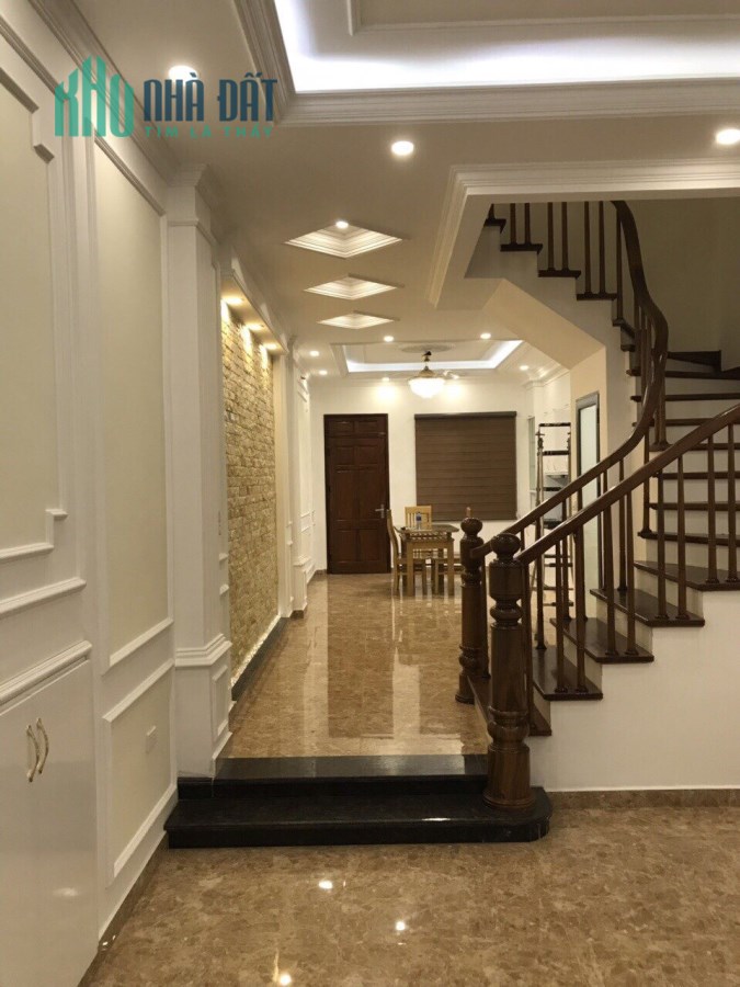 Bán nhà Nguyễn Văn Huyên, Gara ô tô Dt 45m2 x5 tầng mới, Hướng Nam. ngõ 6m. Giá 6.5 tỷ,