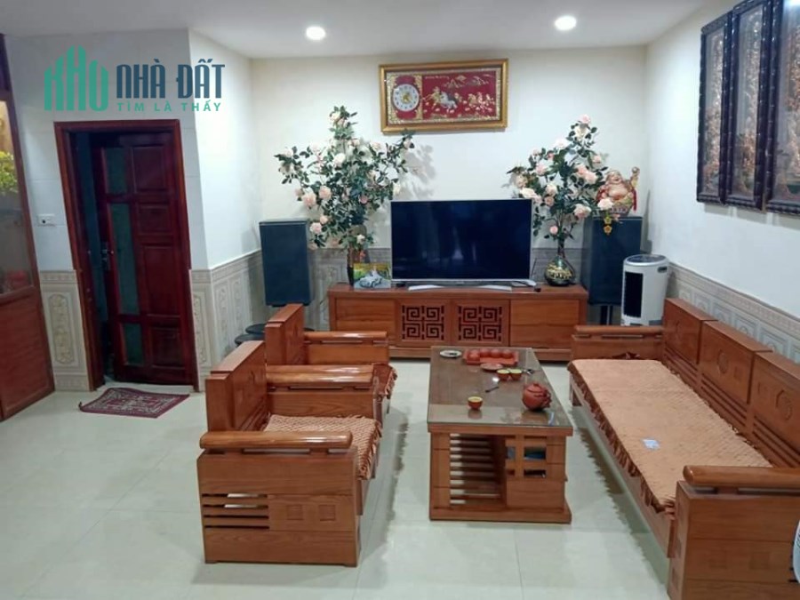 Bán nhà cạnh chợ Ngọc Lâm,ô tô đỗ cửa,kinh doanh,50m,mt 5,5m,giá 4,6 tỷ.Lh:0989126619.
