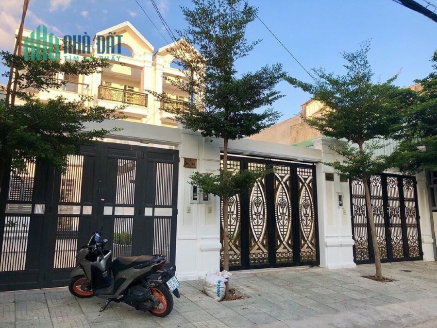 Thủ Đức 136m2 đất, nhà 1 trệt 2 lầu, sân thượng giá chỉ hơn 6 tỷ, xem ngay