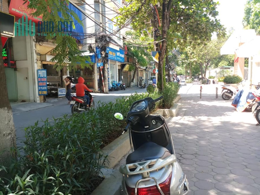 Bán nhà Lâm Du,đang kinh doanh,ô tô tránh,đỗ cửa,35m,mt 4,2m,giá 4,5 tỷ.Lh:0989126619.