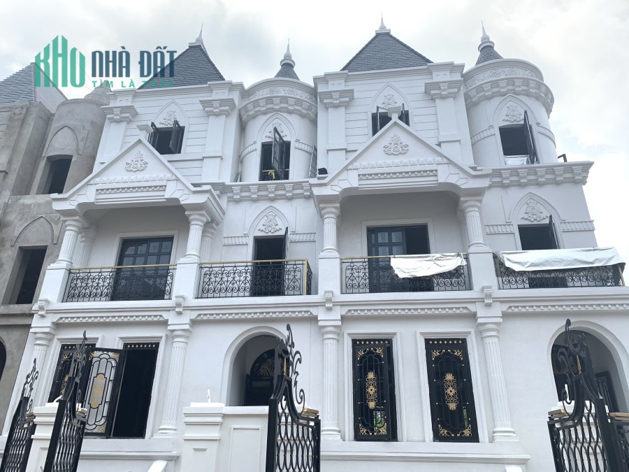 Bán biệt thự lâu đài quận Tây Hồ, 319m2, 3 tầng + 1 tum, 245tr/m2