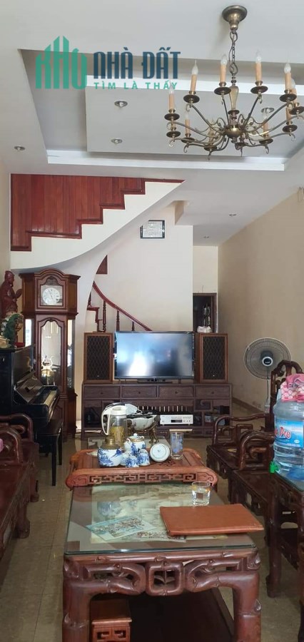 10.6 tỷ, nhà Ngọc Lâm, 100m2, 4 tầng, Mt 4.2m, ô tô tránh, kinh doanh, vỉa hè cực rộng, 2 thoáng.