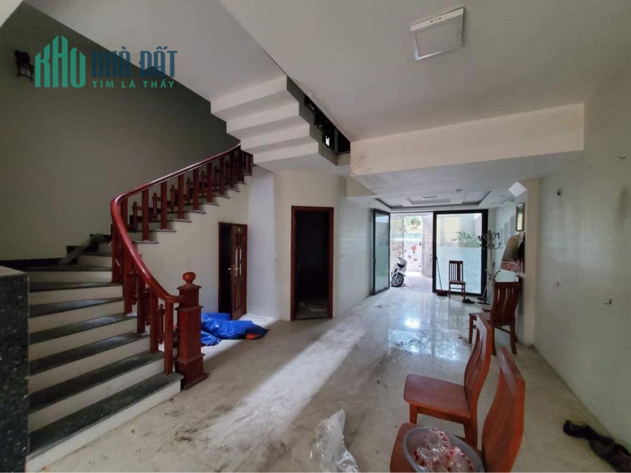 Nhà ngọc thụy 108m 5,65 tỷ có sân để xe ô tô.