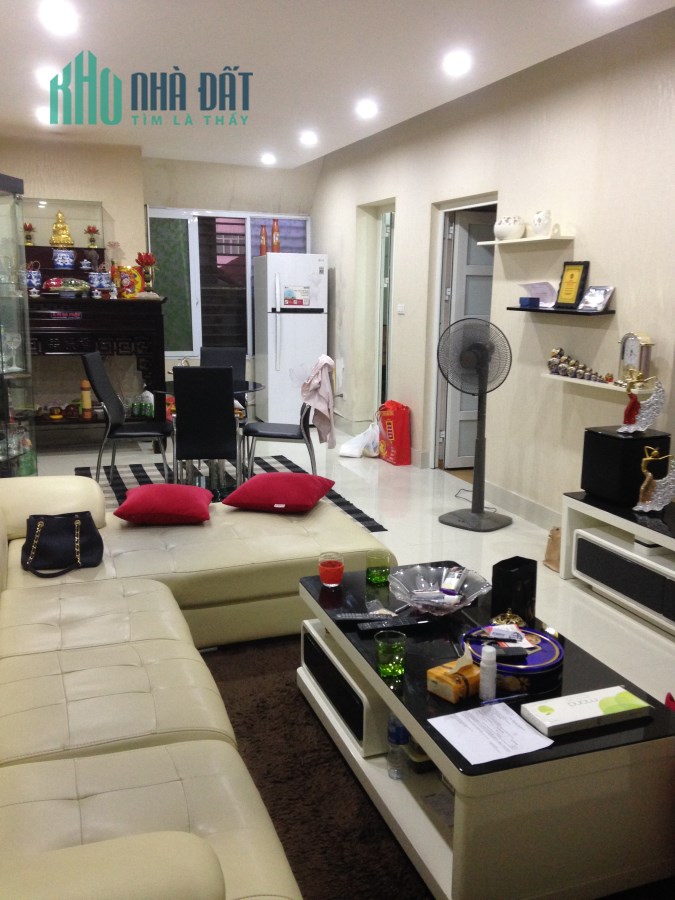 Bán chung cư 218 Giải Phóng, Thanh Xuân, ô tô đỗ cửa, 66 m2, chỉ 2,1 tỷ