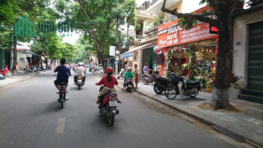 MẶT PHỐ THÁI PHIÊN- KINH DOANH SẦM UẤT- VỈA HÈ RỘNG.