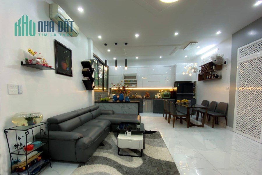 Nhà đẹp phố Nguyễn Trãi , Cạnh Royal 5m ra ô tô tránh 40m2*5 Tầng.