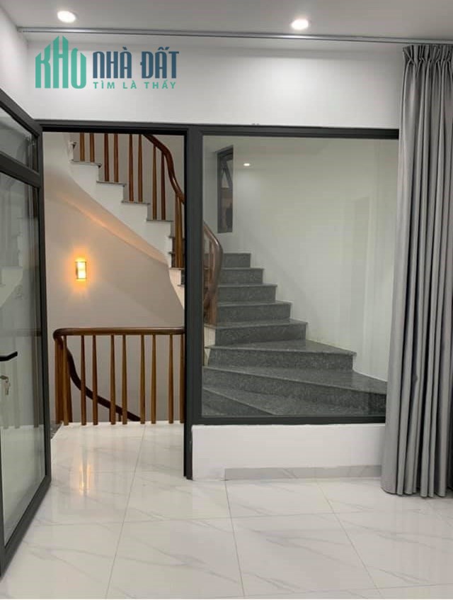 BÁN NHÀ PHỐ NGUYỄN SƠN, 44M2, 5 TẦNG, GIÁ CHỈ 4.4 TỶ, Ở LUÔN.