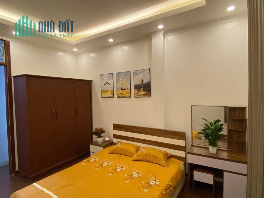 Bán nhà gấp Phố Lê Thanh Nghị, Quận Hai Bà Trưng, với DT: 53m x 4T, MT: 4.4m, Giá 3 tỷ 700.