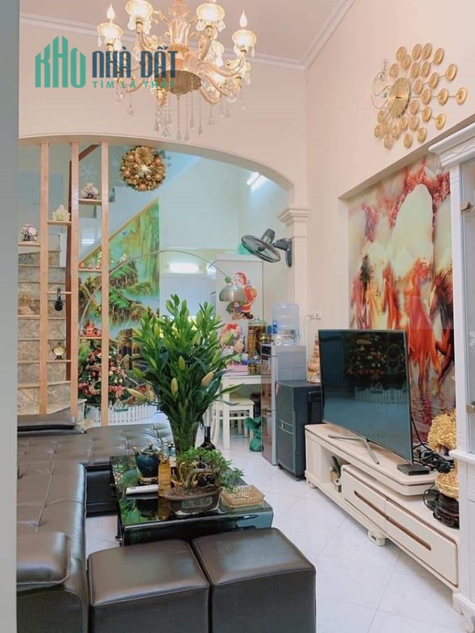 Bán nhà phố Nguyễn Sơn, quận Long Biên, DT 46m2, 4 tầng, đường nhựa, ô tô đỗ cửa, giá chỉ 3.65 tỷ.