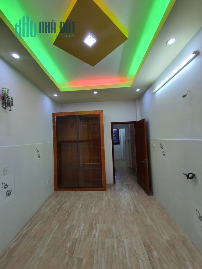 Một căn 4 Tầng xe tải đậu trước nhà nguyển đình chi sát mặt tiền minh phụng quận 6