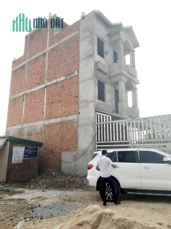 Bán gấp nhà thô gần chợ hưng long 2 lầu sân thượng 105m2 Giá 1 tỷ 600 triệu,công chứng sang tên