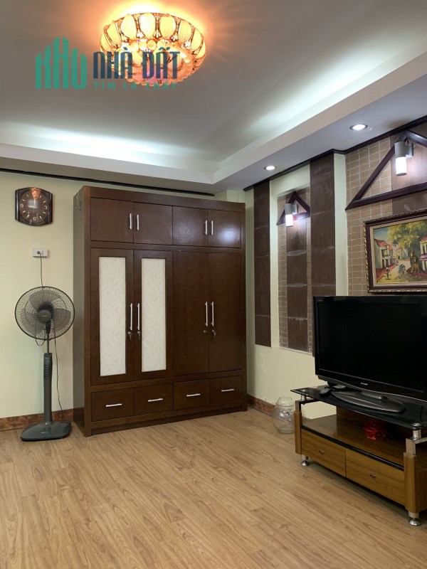 Cho thuê Nhà tầng 9 tại số 17 ngõ 530 Thuỵ Khuê có thang máy 0979569196