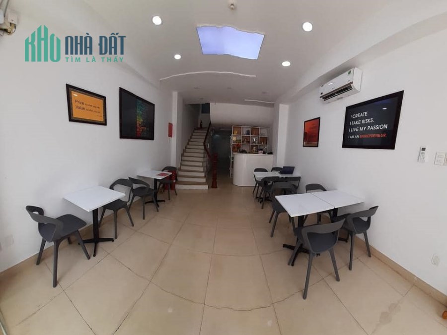 Bán nhà kiệt Nguyễn Hoàng. + Nhà 3 tầng kiên cố, 5 phòng ngủ, 3 vệ sinh, phòng thờ