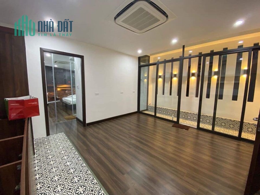 Bán nhà mặt phố Quận Cầu Giấy - xây 70 m2 x 7 T - 5.1 m mặt tiền - kinh doanh sầm uất