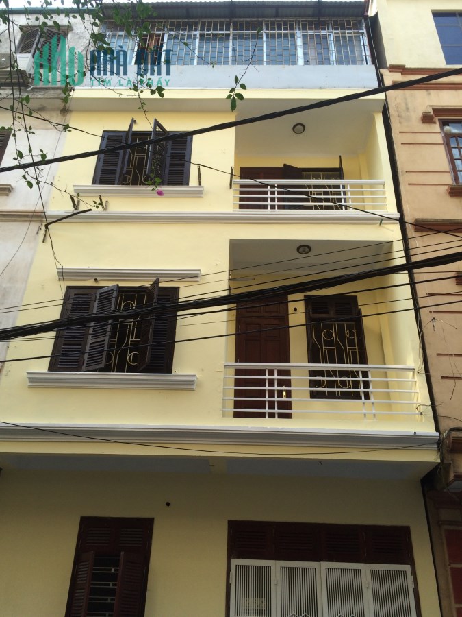 Cho thuê nhà ngõ Hàng Chuối 50m2x4 tầng, mt6m, 23tr, ngõ ô tô tầng 1,4 thông trên chia 2 phòng
