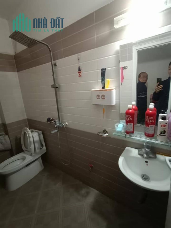 A lô A lô Cả nhà ơi, nhà tầng ở luôn 32m2, giá có hơn tỷ, sổ đỏ chính chủ tại Cổ Nhuế Bắc Từ Liêm.