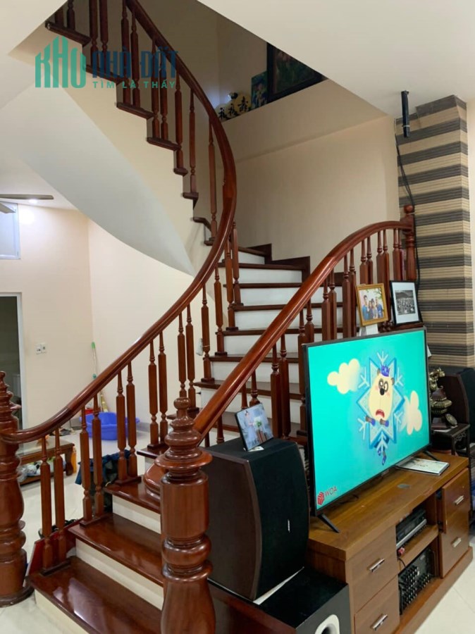 Bán nhà ngõ 266 Nguyễn Văn Cừ,DT 49m,MT 4,5m,giá 3,9 tỷ.Lh:0989126619.