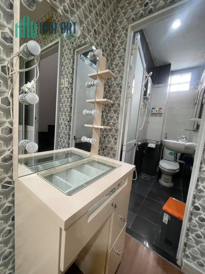 Bán nhà hẻm xe hơi , DTSD 60m2, chỉ có hơn 3,5 tỷ còn thương lượng , Nguyễn Tất Thành, quận 4.