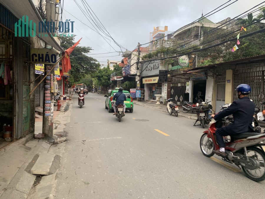 Bán nhà mặt đường Chợ Hàng, vị trí đẹp, vỉa hè rộng