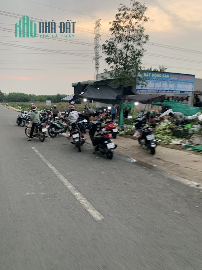 Chính chủ cần bán gấp tuần nay lô đất xây nhà trọ đẹp, sát cổng khu công nghiệp Mỹ Phước 3, giá rẻ