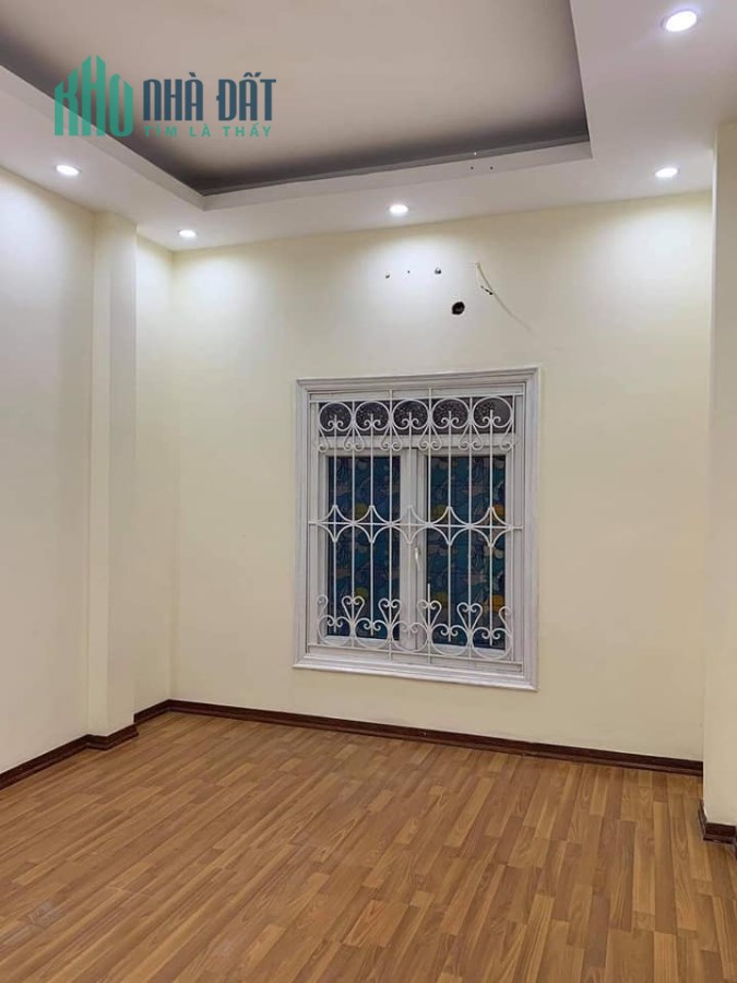 Bán gấp nhà Phố Nguyễn Văn Cừ giá 3 tỷ, 35mx3T, Oto đỗ cạnh nhà