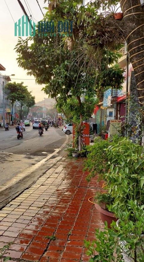 Cần bán nhà 2 tầng 1 tum phường Quyết Thắng Sơn La