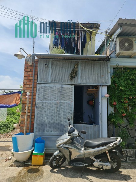 - Nhà hẻm xe hơi 300 Nguyễn Văn Linh, Q.7, 2,5mx8,8m, 1 lầu, giá 2,3 tỷ LH:0911779116