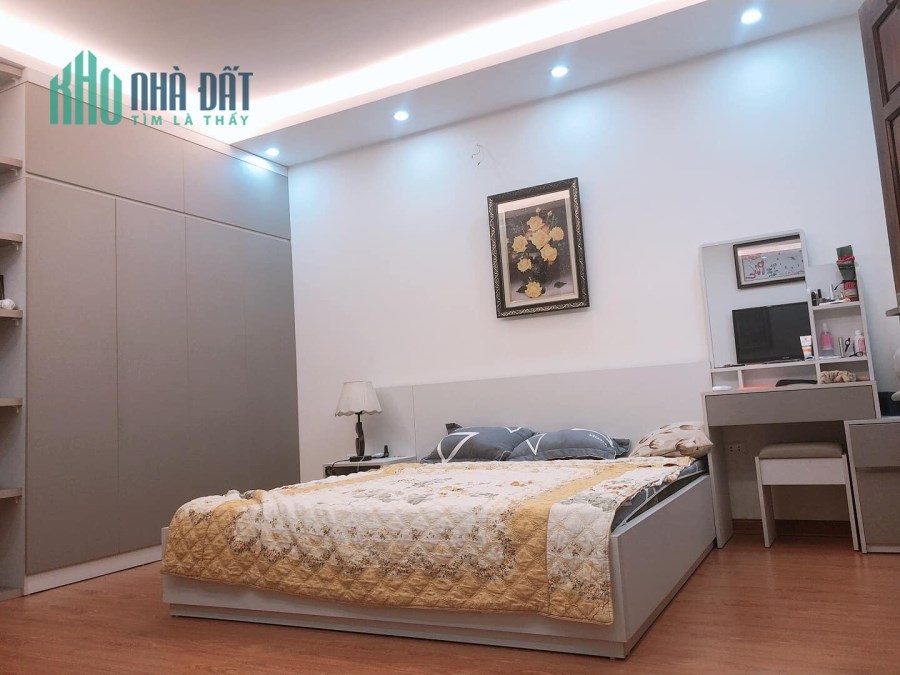 Bán nhà Mặt ngõ Ngọc Lâm giá 8.4 tỷ, 70mx4 tầng, oto tránh, có sổ