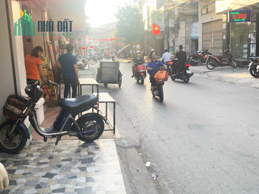 MD062157 Bán nhà mặt đường Đình Đông, lô góc, vỉa hè rộng