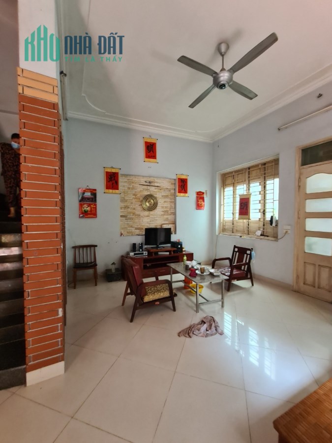 Cho thuê nhà mặt đường Xuân Đỉnh: DT 110mx 4 tầng, giá 20tr, có sân rộng