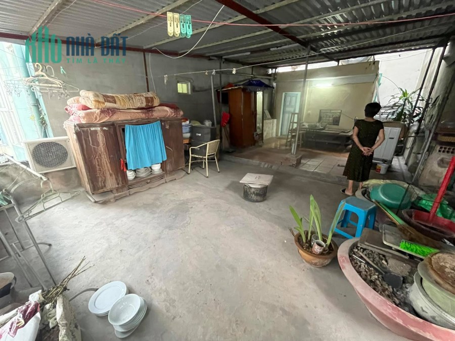 BÁN NHÀ TRUNG KÍNH 3 TẦNG CŨ, XÁC ĐỊNH BÁN ĐẤT, DIỆN TÍCH 70M2,NHÀ CÁCH PHỐ 30M