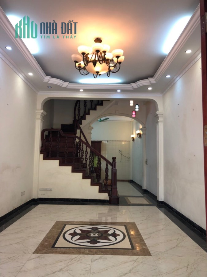 ​Cho thuê nhà riêng đường Trần Quốc Hoàn: DTSD230m2, lô góc, ô tô đỗ cửa, giá 18tr