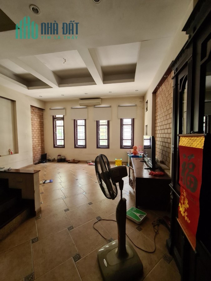 Cho thuê nhà riêng phố Trần Quốc Hoàn: DTSD300m2, ô tô vào tận nhà, giá 18tr