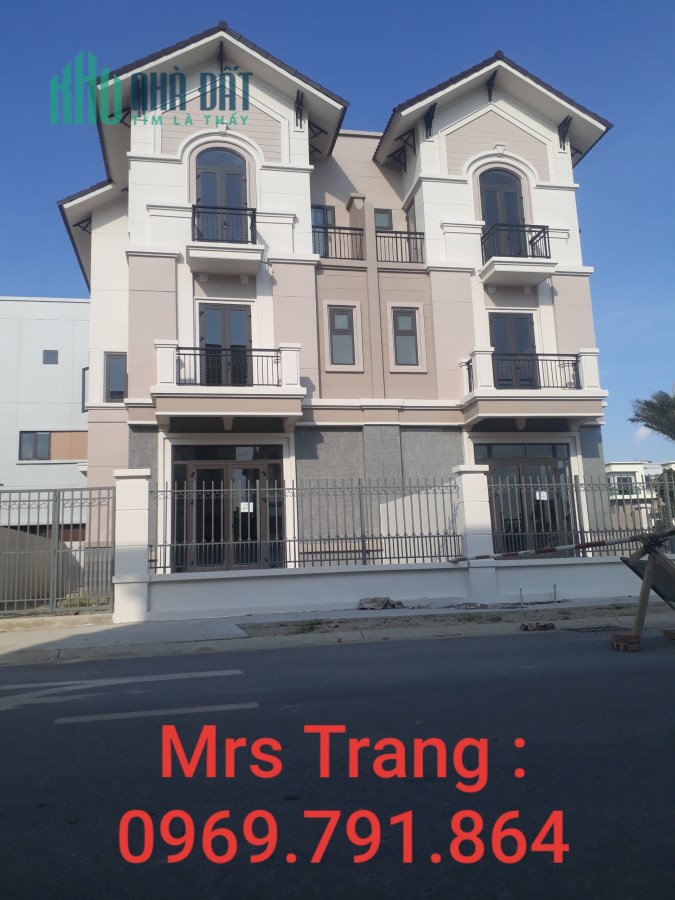 Căn biệt thự song lập 135m2 (9x15), đường 13,5m, vỉa hè 3m cách trung tâm Hà Nội 12 Km. (Centa City)