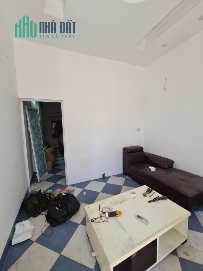 Cần cho thuê nhà riêng đường Nguyễn Đình Hoàn: DT40m2x 5 tầng, ô tô đỗ cửa