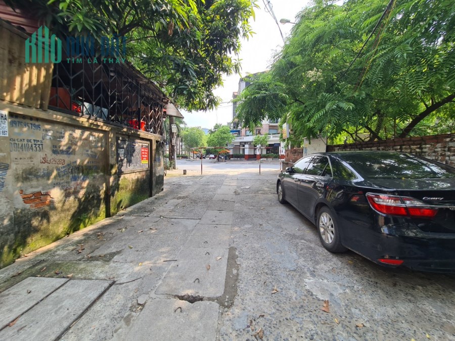 ​Cho thuê nhà nguyên căn phố Trung Hòa: DT180m2x 5 tầng, có sân rộng, ô tô đỗ cửa, giá 35 tr