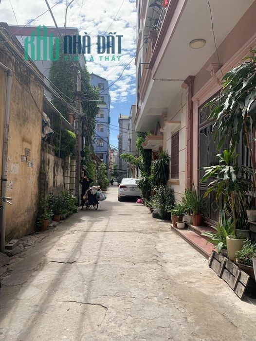 Bán 55m2 đất Ngô Xuân Quảng 20m ra trục chính 7 chỗ vào nhà. LH 0983253436