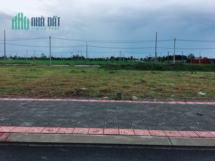 Bán nền thổ cư đối diện trung tâm thương mại, giá 800 triệu