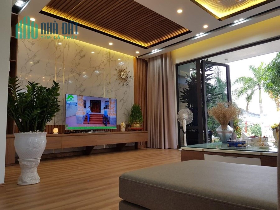 Bán gấp nhà Phố Cát Linh dt 45 m2 mt 5 m giá 3.75 tỉ Lh: 0921979369
