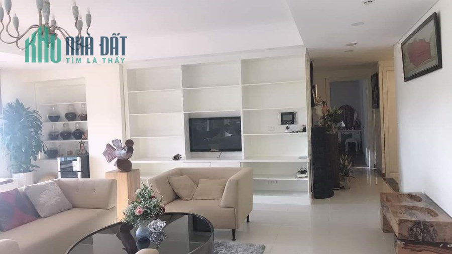 Cho thuê nhà mặt tiền 208C Trần Quang Khải ngay ngã ba Hai Bà Trưng, Quận 1.